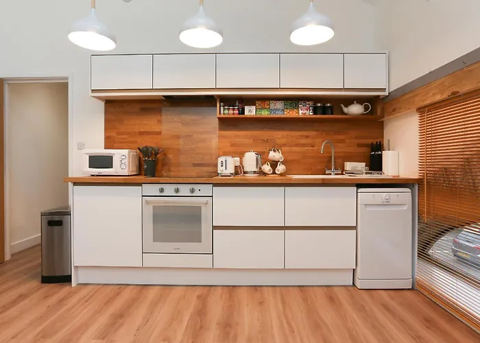 Strawberry Line, Apartment 2
